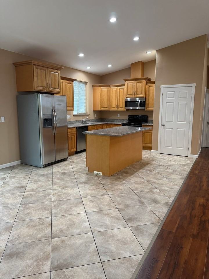 215 N Wellington St - Photo 4 of 19