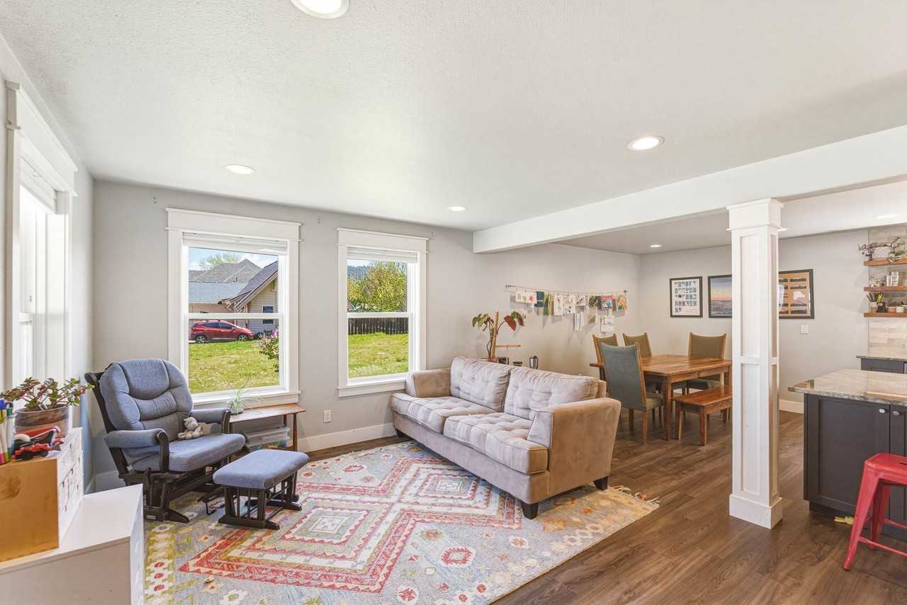 317 Meadow Dr - Photo 3 of 30