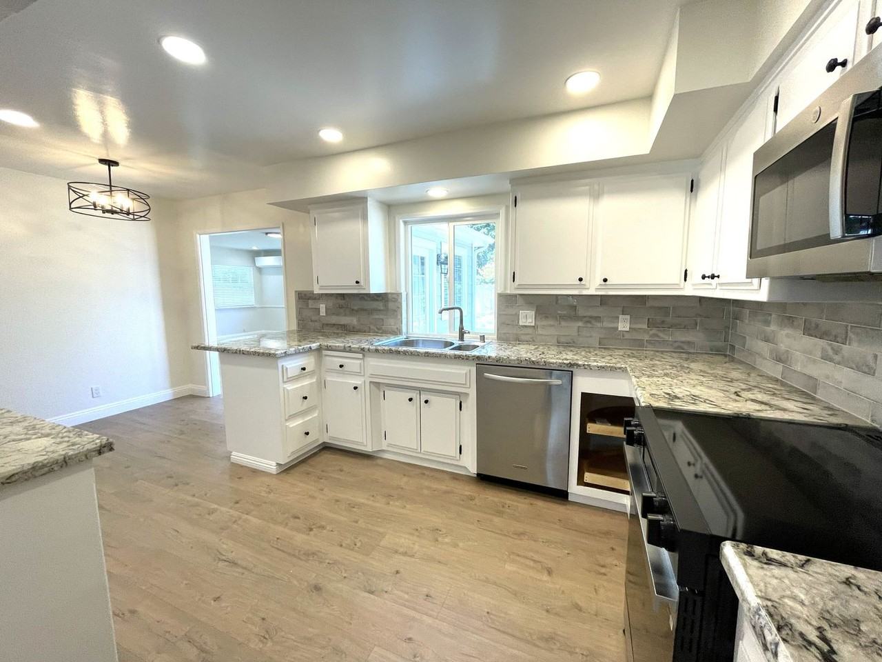 5233 Emerald St - Photo 7 of 33