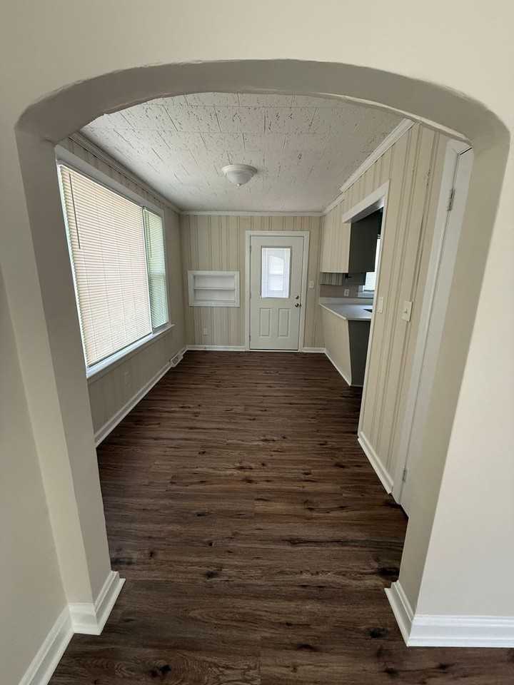 319 E Church St - Photo 4 of 13