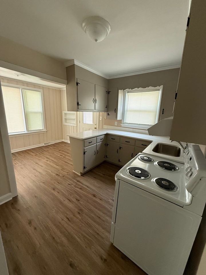319 E Church St - Photo 7 of 13