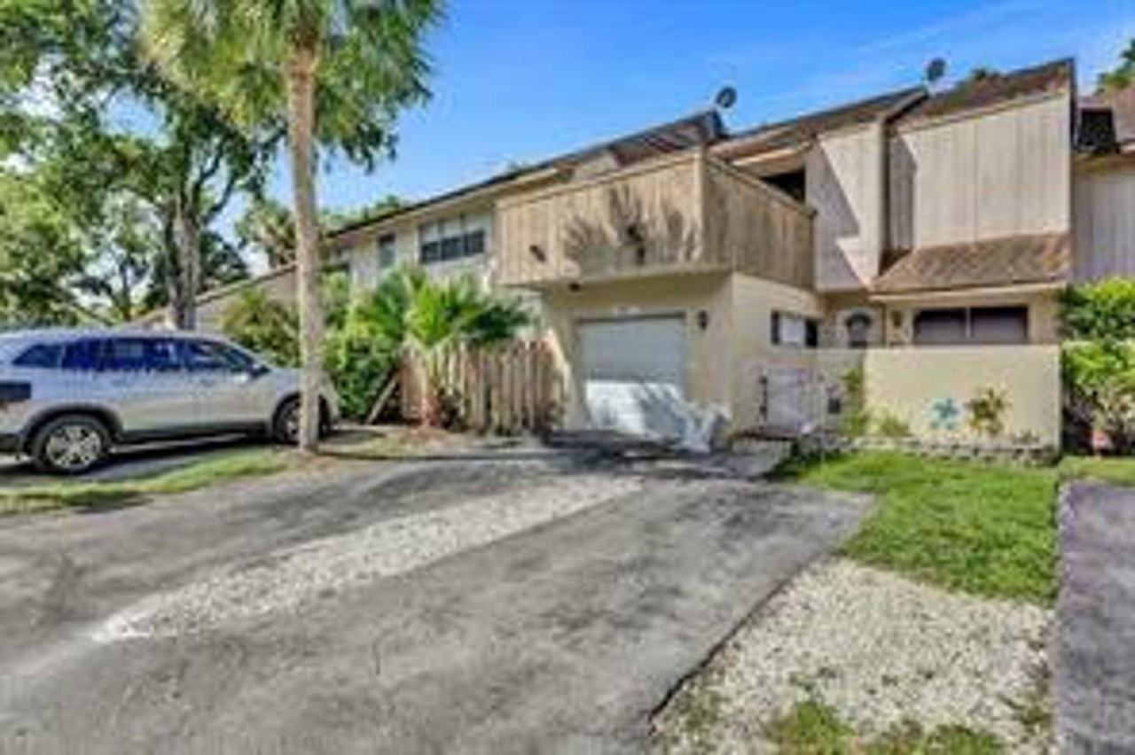 833 Nw 81st Ave - Photo 3 of 27