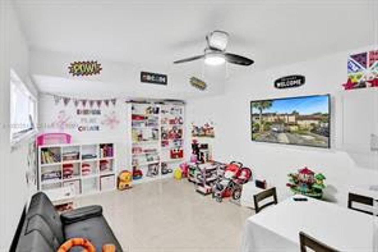 833 Nw 81st Ave - Photo 6 of 27