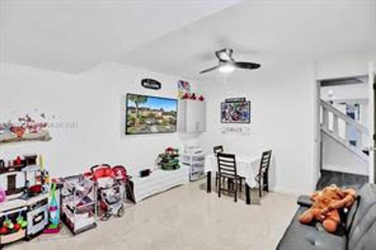833 Nw 81st Ave - Photo 7 of 27