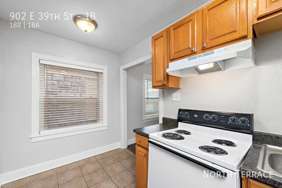 902 E 39th - Photo 3 of 12