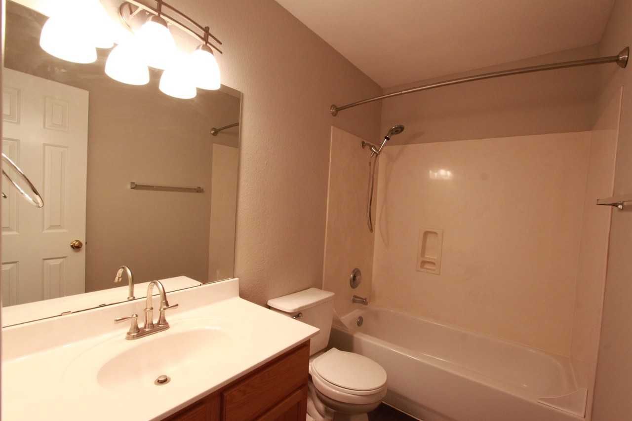 220 Madison Ln - Photo 4 of 34