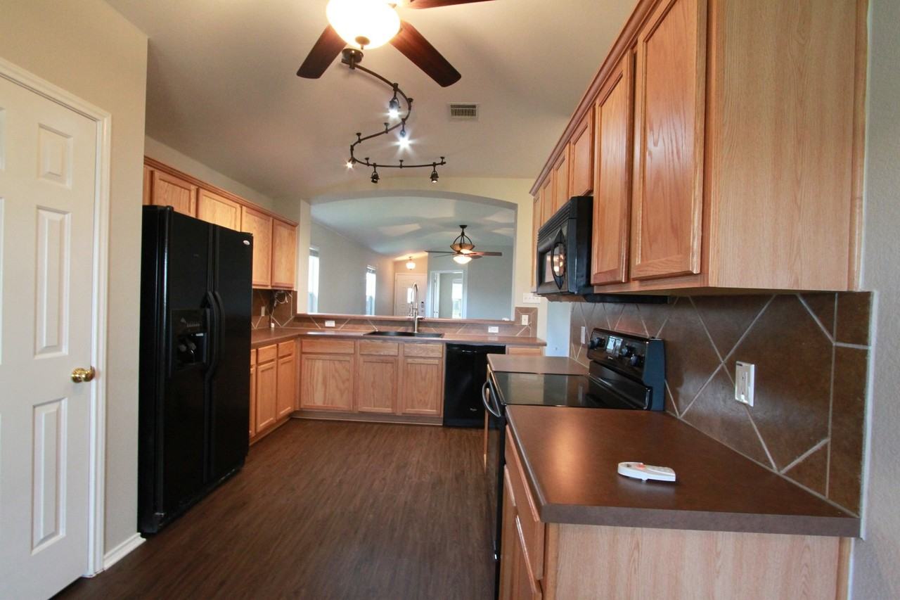 220 Madison Ln - Photo 5 of 34