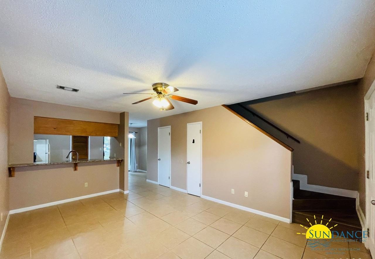 696 Tyner St - Photo 3 of 12