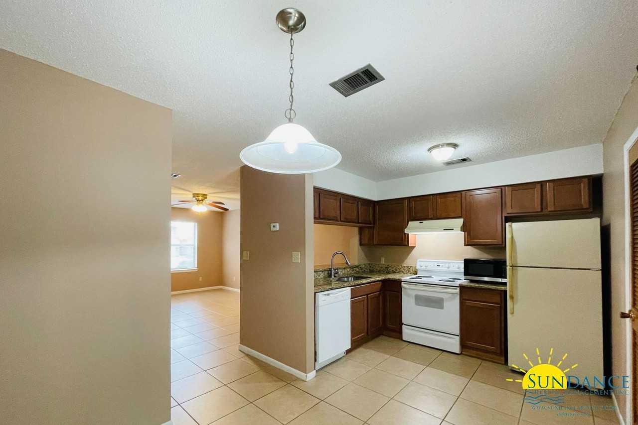 696 Tyner St - Photo 4 of 12