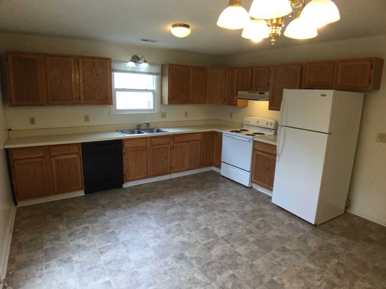 570 Kamran Dr - Photo 4 of 9