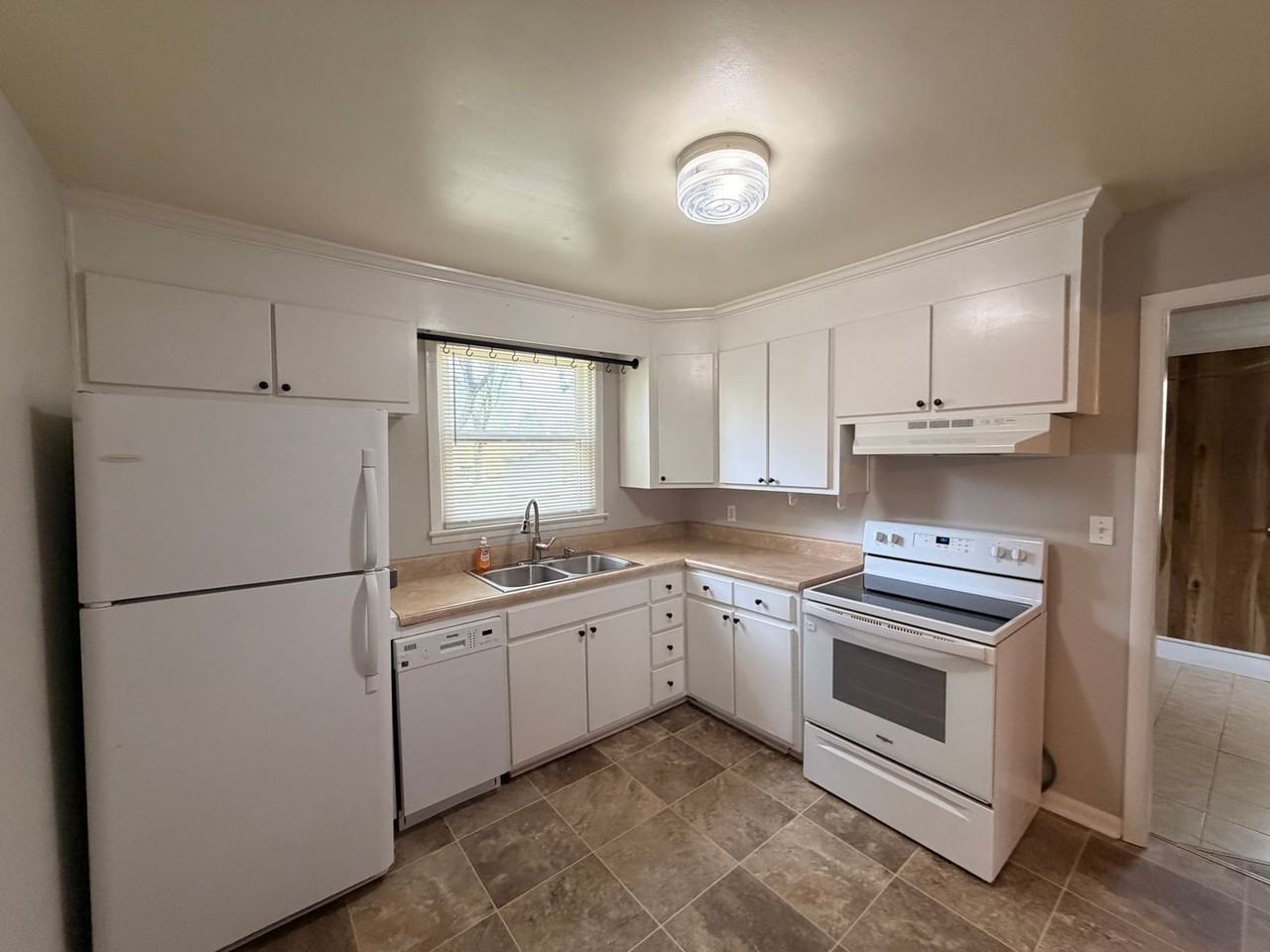 1911 Wren St - Photo 4 of 16
