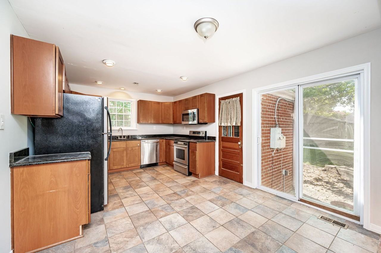 3003 Grant St - Photo 4 of 20