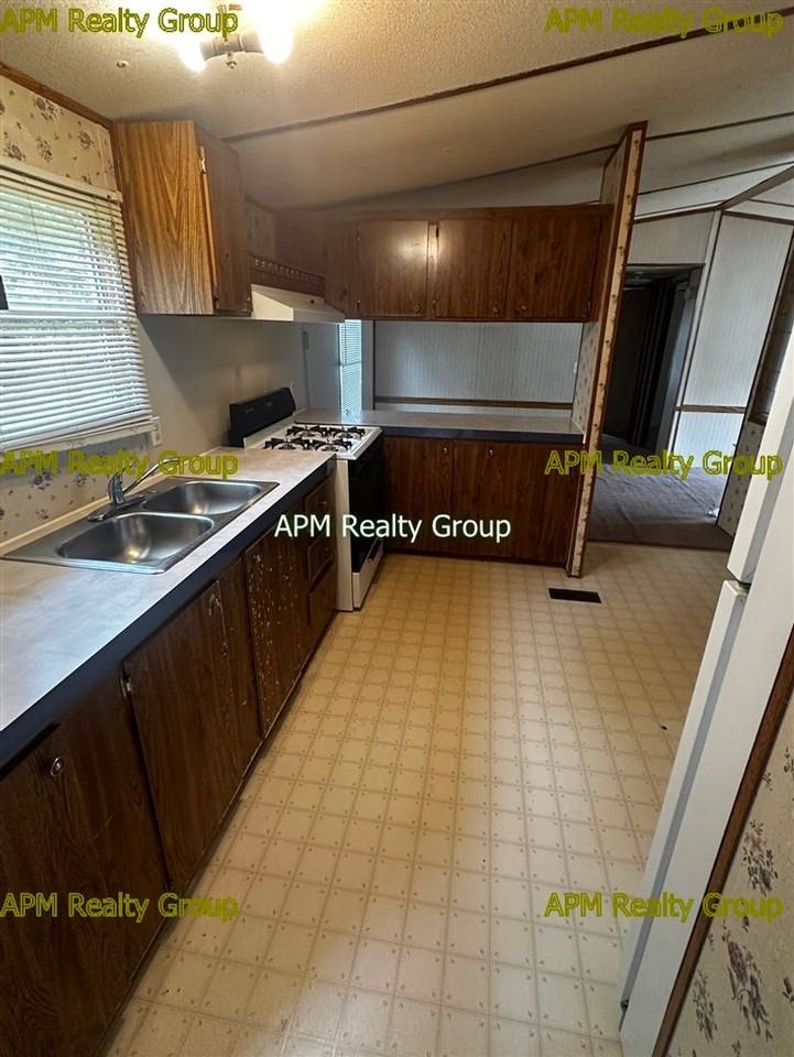 1B Larkin Ct - Photo 3 of 12