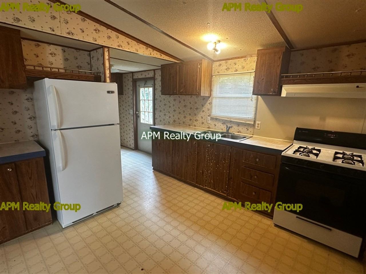 1B Larkin Ct - Photo 4 of 12