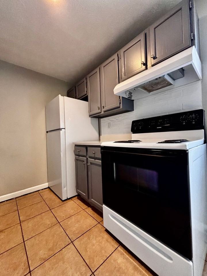 521 S Main St - Photo 2 of 10