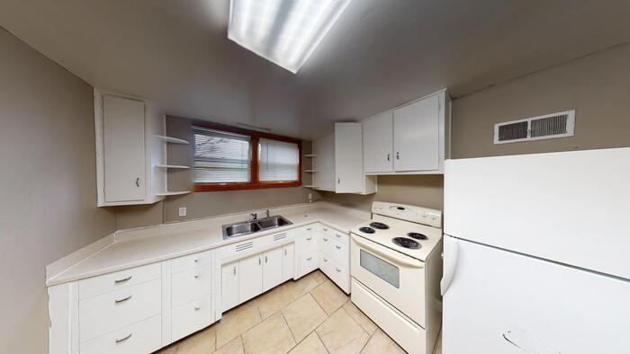 1618 1/2 E Avenue E - Photo 2 of 20