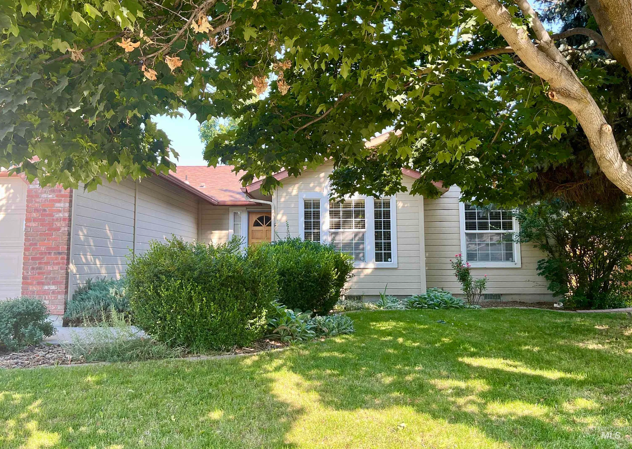 1268 N Jullion Ave - Photo 2 of 37