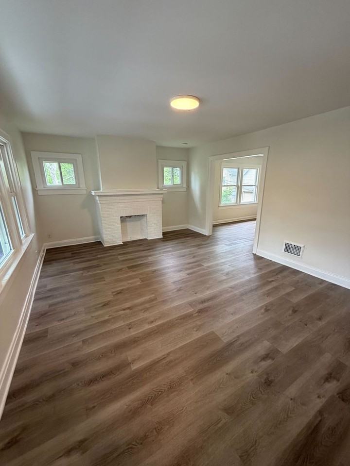 1272 Kent St - Photo 2 of 13