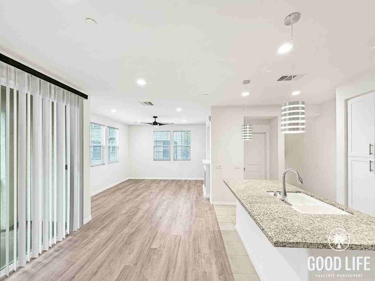 950 E Drapery Ln - Photo 4 of 32
