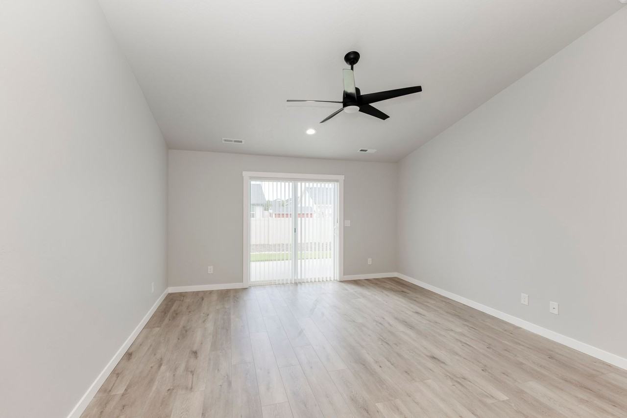 12186 W Cranston St - Photo 6 of 11