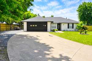 featured image of 2710 Parkwood Dr
