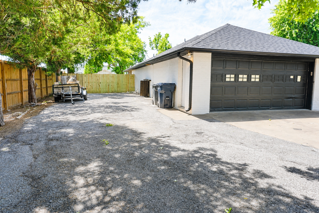 2710 Parkwood Dr - Photo 3 of 20