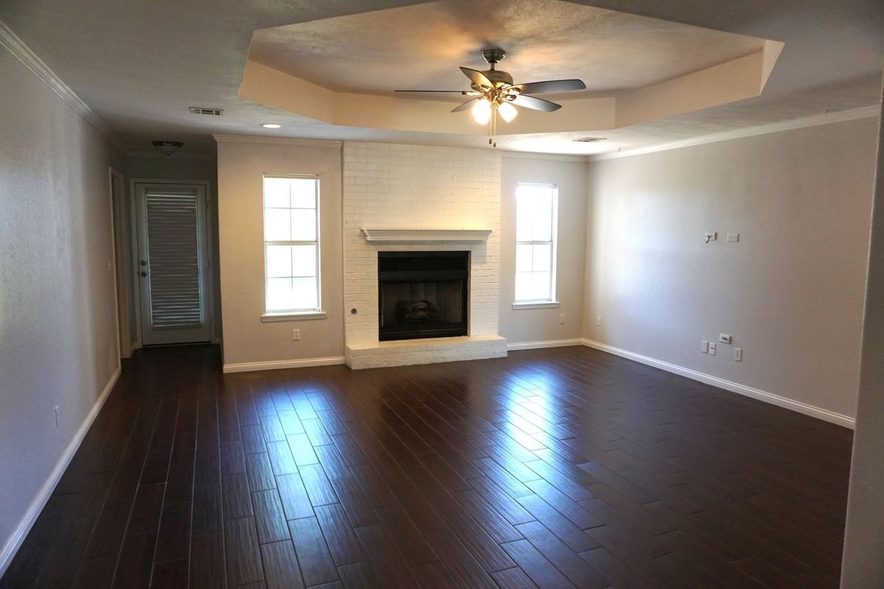 2710 Parkwood Dr - Photo 4 of 20