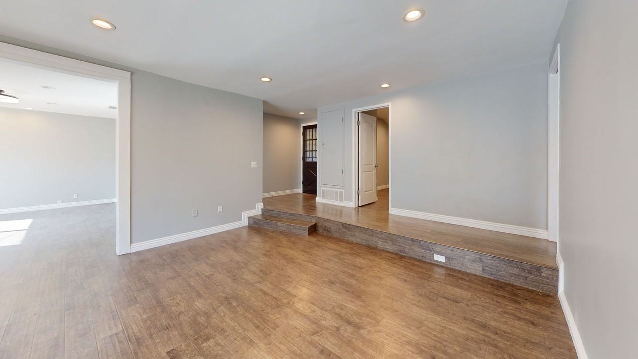 2272 Orangewood Pl - Photo 2 of 14
