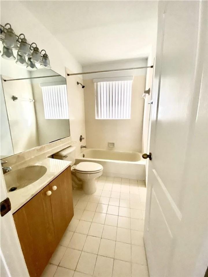 11135 Nw 46th Dr - Photo 7 of 17
