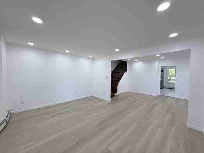 1069 Mary St - Photo 3 of 36