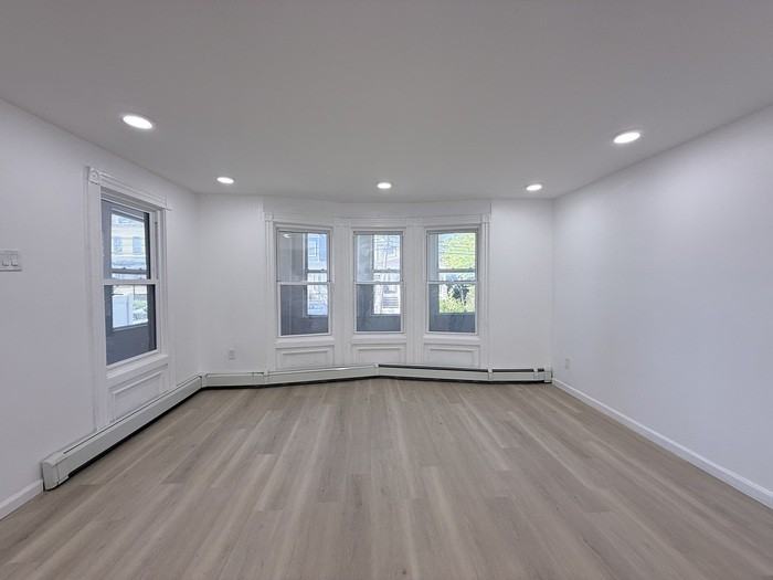 1069 Mary St - Photo 5 of 36