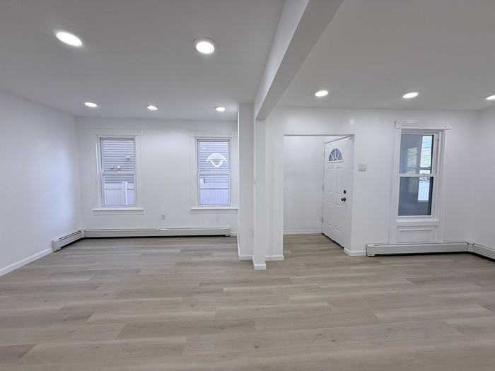 1069 Mary St - Photo 6 of 36