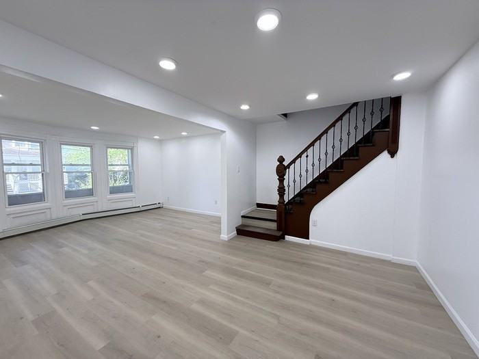 1069 Mary St - Photo 7 of 36