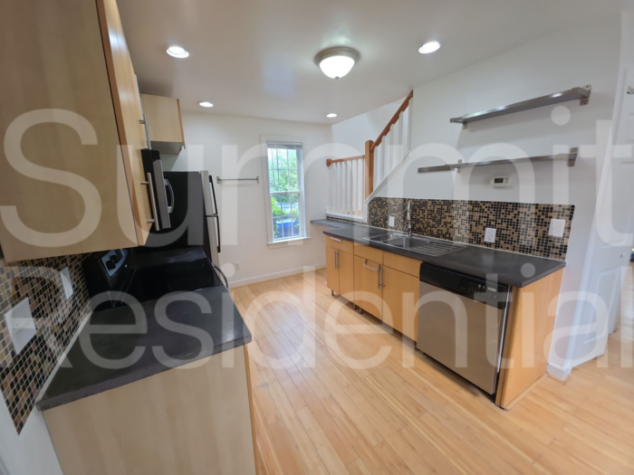 910 Oakwood Ave - Photo 4 of 12