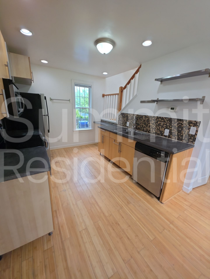 910 Oakwood Ave - Photo 5 of 12