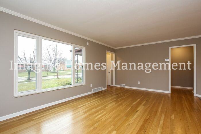 2744 Forestview Ave - Photo 3 of 18