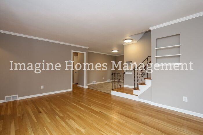 2744 Forestview Ave - Photo 4 of 18