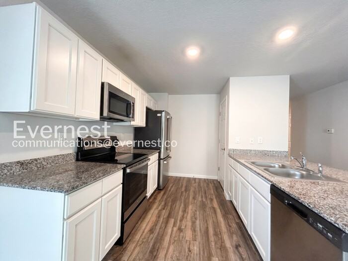 33 Peninsula Ln - Photo 2 of 25