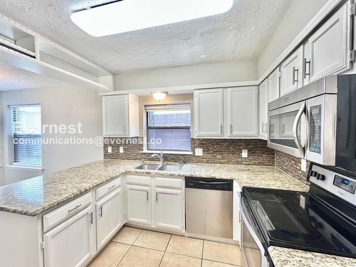 1404 Ardmore Dr - Photo 3 of 30
