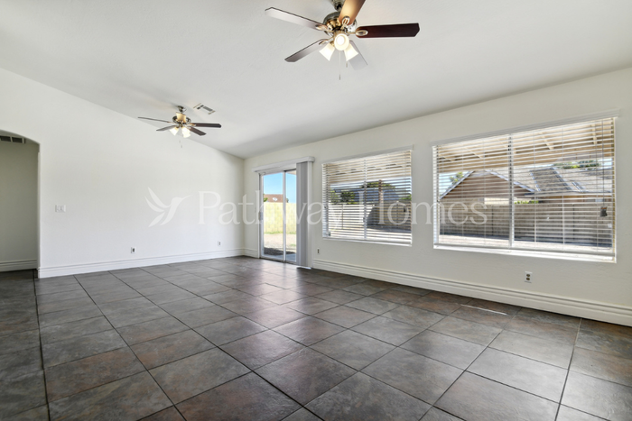 7704 W San Juan Ave - Photo 4 of 20