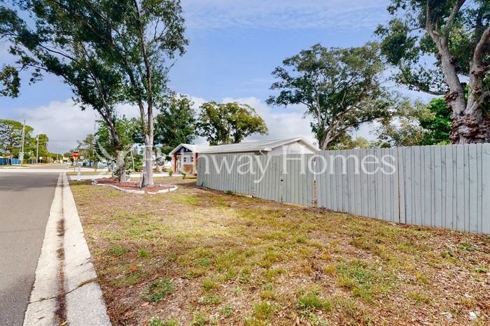 3791 72nd St N - Photo 4 of 25