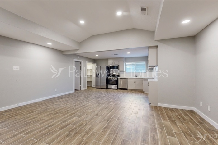 3914 Winston Dr - Photo 4 of 18