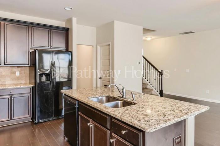 1610 Potomac Ct - Photo 3 of 17