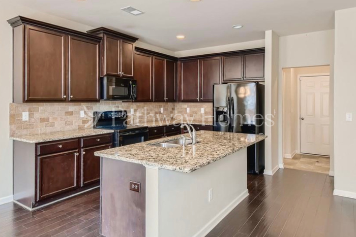 1610 Potomac Ct - Photo 4 of 17