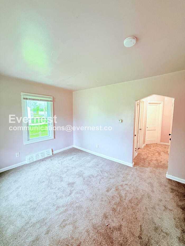 19415 Gable St - Photo 6 of 25