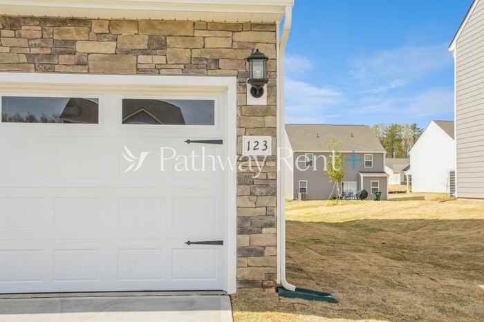 123 Wembury Ln - Photo 3 of 27