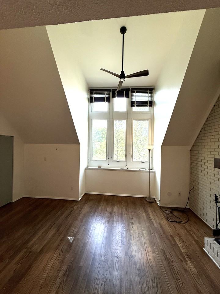 5922 Howe St #304 - Photo 3 of 14