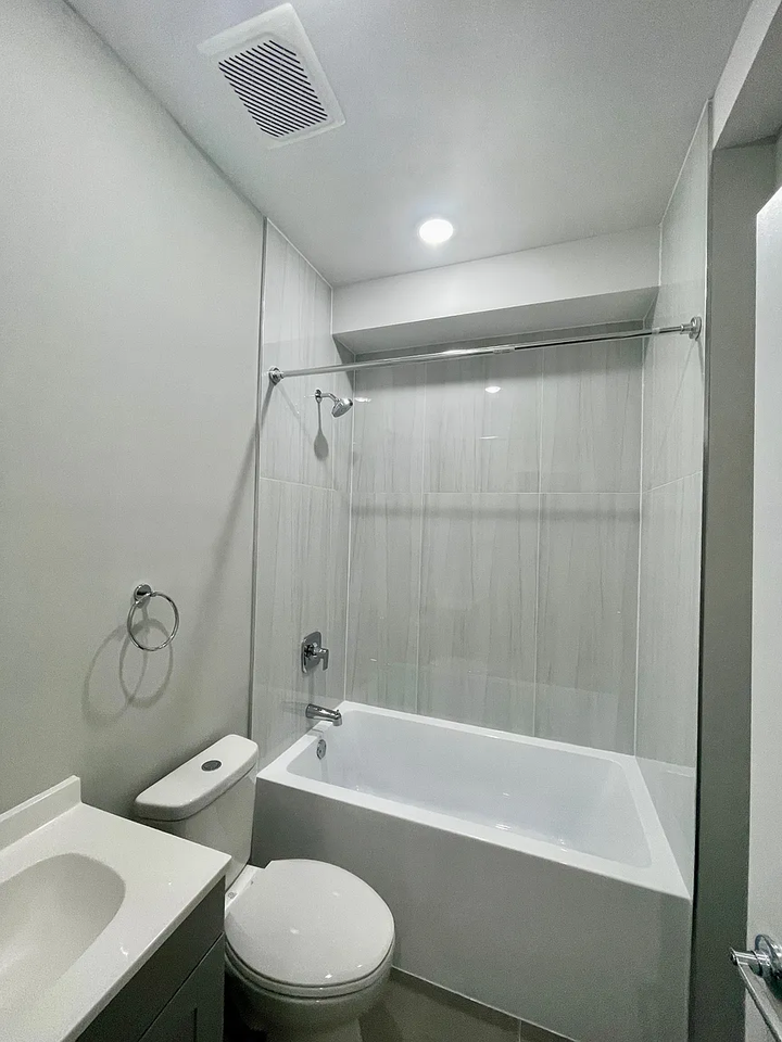 2158 W 21st St #3 - Photo 6 of 14