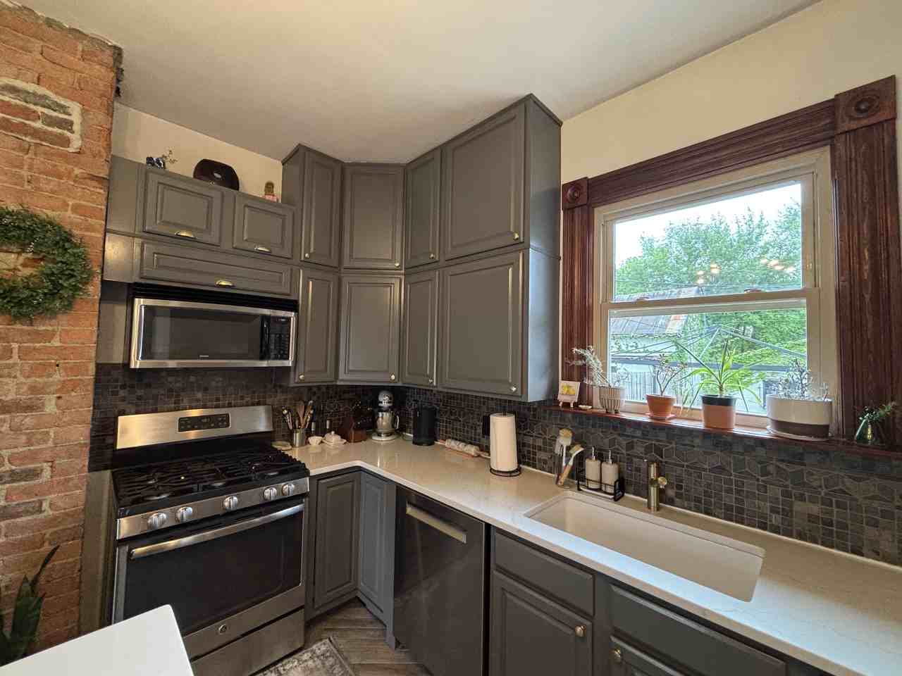 469 E Whittier St #NA - Photo 7 of 17