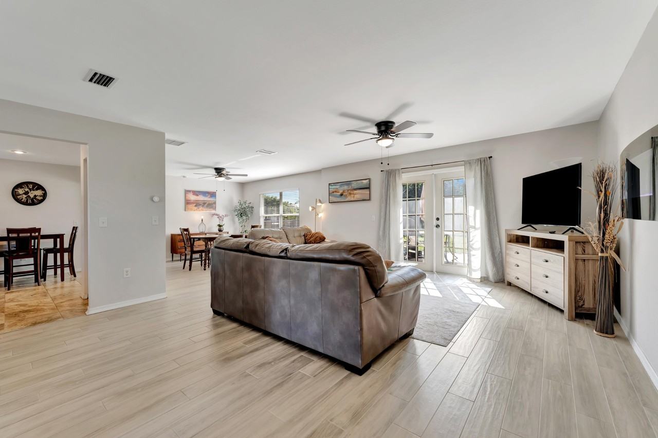 2916 Woodcrest Dr #NA - Photo 2 of 16